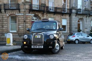 photo of a black cab taxi in edinburgh